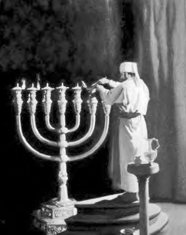 Так зажигали Менору (из экспозиции музея Храма).
