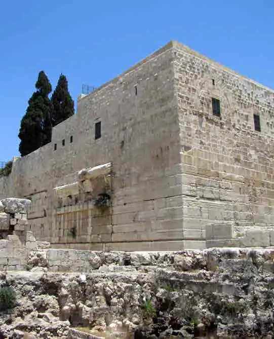 Иродианская каменная кладка юго-западного угла храмовой стены