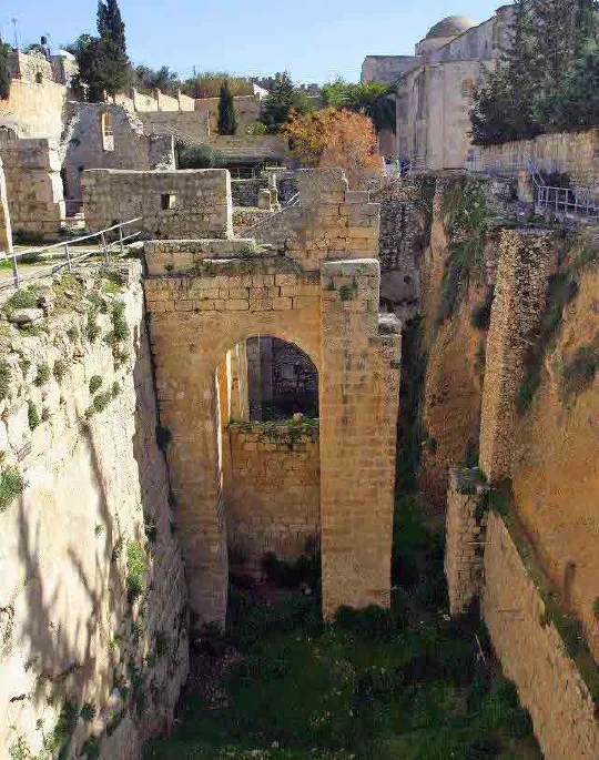 Остатки бассейнов Вифезды на территории монастыря св. Анны